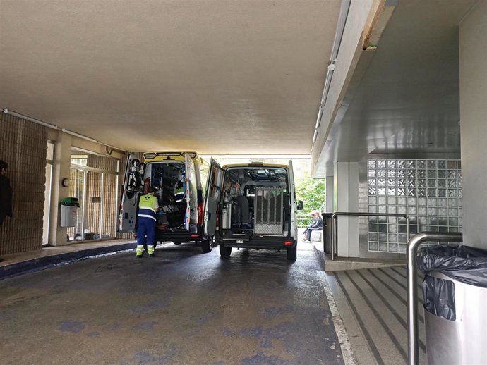 Archivo - Una ambulancia en la entrada del servicio de Urgencias