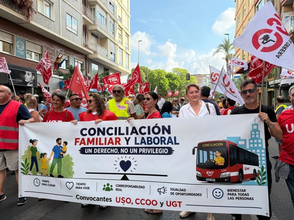 La diputada de Podemos, María Marín, en la cabecera de la manifestación del transporte público regional