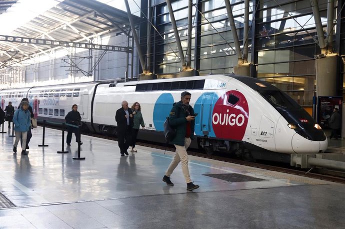 Archivo - El tren de alta velocidad Ouigo a su llegada a la estación María Zambrano