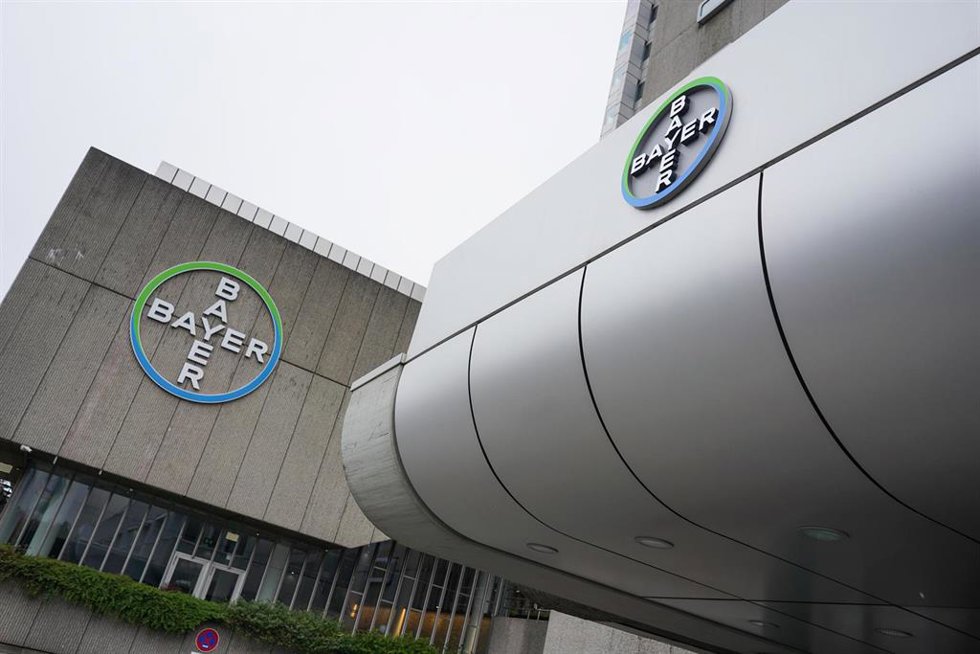 Archivo - FILED - 30 March 2020, Berlin: A view of the logo of the chemical company Bayer AG on Muellerstrasse. German chemicals conglomerate Bayer has reported widening losses in the second quarter and reiterated a disappointing full-year earnings foreca
