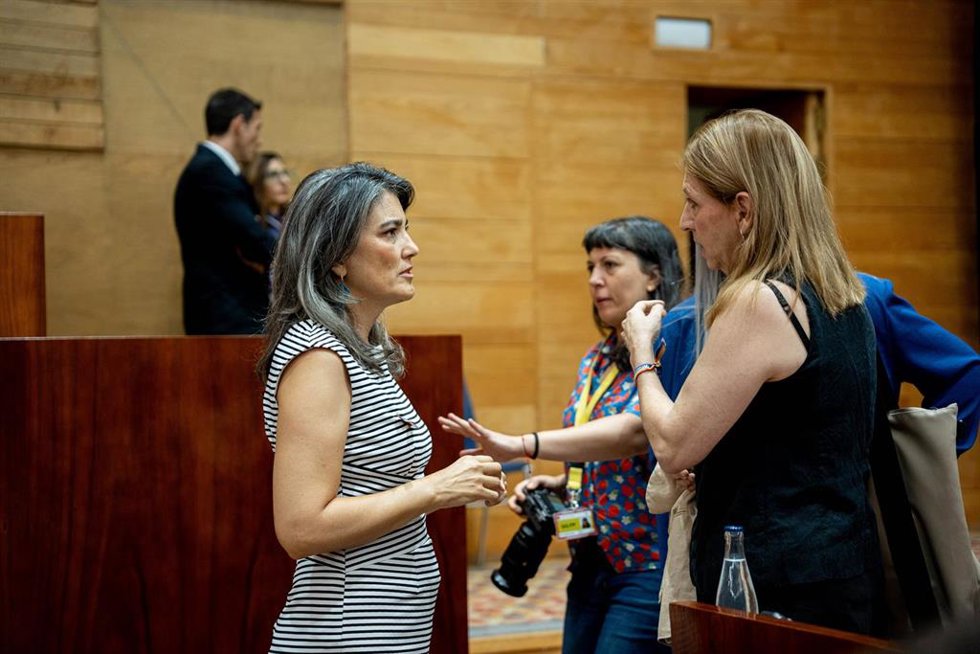 La portavoz de Más Madrid en la Asamblea, Manuela Bergerot (i), durante un pleno extraordinario, en la Asamblea de Madrid, a 2 de julio de 2026, en Madrid (España). 