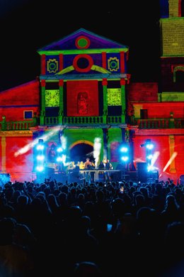 Holika arranca su edición más ambiciosa con el espectacular show del Padre Guilherme y un videomapping
