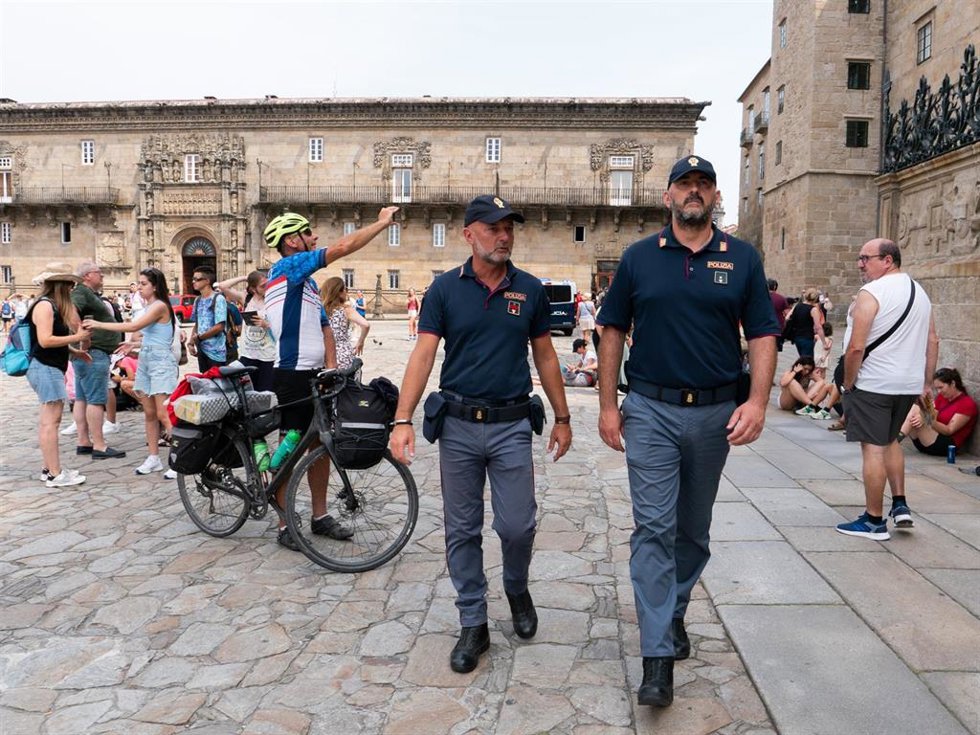 Archivo - Dos agentes italianos durante la presentación del proyecto ‘Comisarías Europeas’, en la Plaza del Obradoiro, a 15 de julio de 2022, en Santiago de Compostela, A Coruña, Galicia (España). Se trata de una colaboración de policías extranjeros con l