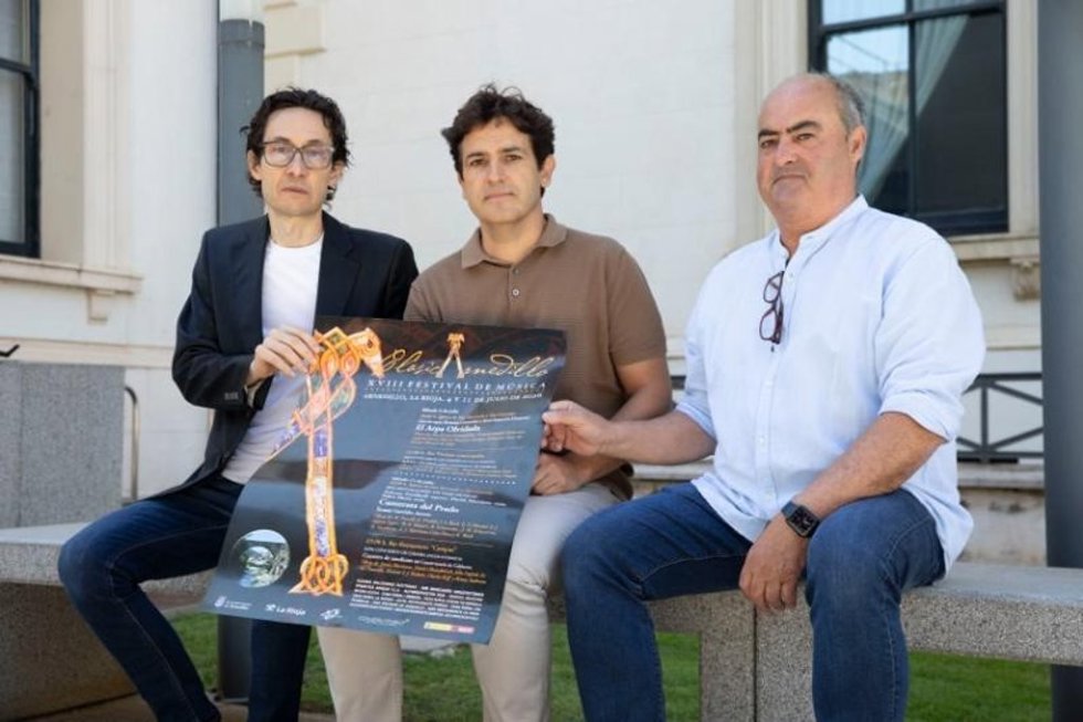 El director general de Cultura, Roberto Iturriaga, junto al alcalde de Arnedillo, Pedro Montalvo, y el director del festival, Pablo Muro.