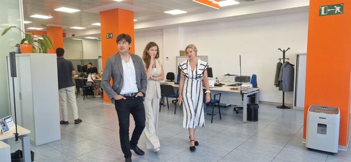 El consejero de Ciencia, Industria y Empleo, Borja Sánchez, y la directora gerente del Sepepa, Begoña López, visitan la oficina de empleo de la calle Regenta de Oviedo, acompañados por su directora, Moru Caunedo.