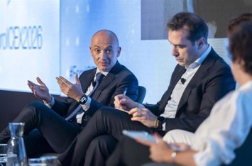 El CEO de Inditex, Óscar García Maceiras (i); y el vicepresidente primero y ministro de Economía, Comercio y Empresa, Carlos Cuerpo (d); durante la tercera edición del Foro ICEX, en La Nave, a 2 de julio de 2026, en Madrid (España). Este evento, coorganiz