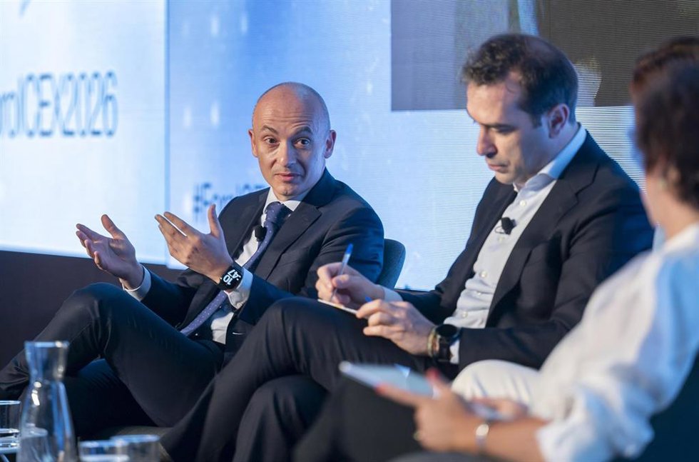 El CEO de Inditex, Óscar García Maceiras (i); y el vicepresidente primero y ministro de Economía, Comercio y Empresa, Carlos Cuerpo (d); durante la tercera edición del Foro ICEX, en La Nave, a 2 de julio de 2026, en Madrid (España). Este evento, coorganiz