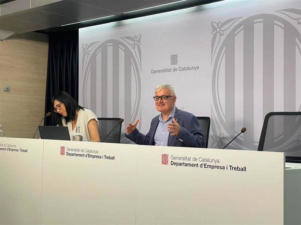 El secretario de Trabajo de la Generalitat, Paco Ramos, y la directora del Observatori del Treball i Model Productiu, Manuela Redondo.