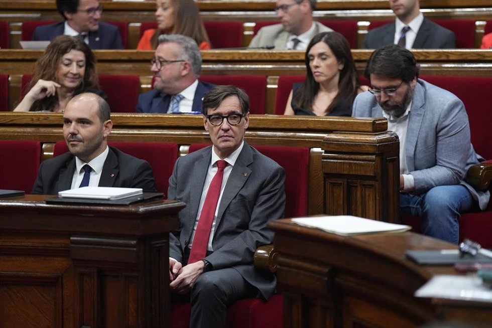 El president de la Generalitat de Catalunya, Salvador Illa (c), durante una sesión plenaria, en el Parlament de Catalunya, a 2 de julio de 2026, en Barcelona, Catalunya (España). El pleno del Parlament debate y vota hoy los Presupuestos de la Generalitat