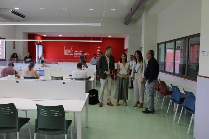 La alcaldesa, Rebeca Pérez, visita la sala municipal de estudios 24 horas de la pedanía de Zarandona