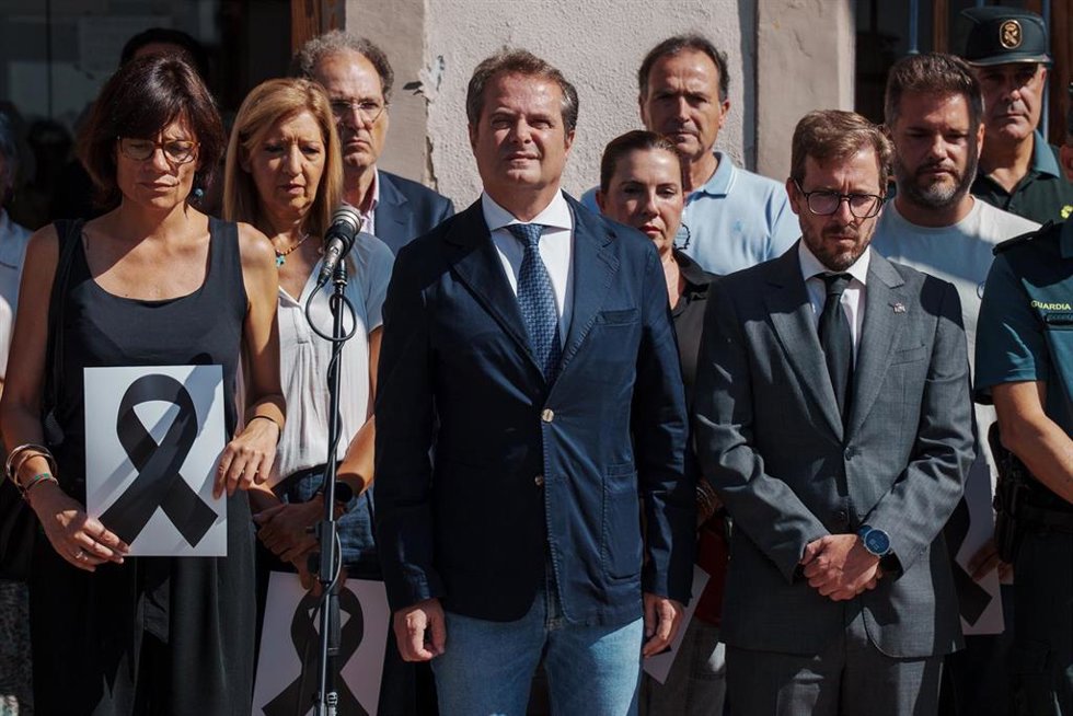 Minuto de silencio convocado en muestra de dolor tras el presunto asesinato de género en Mairena del Aljarafe (Sevilla)