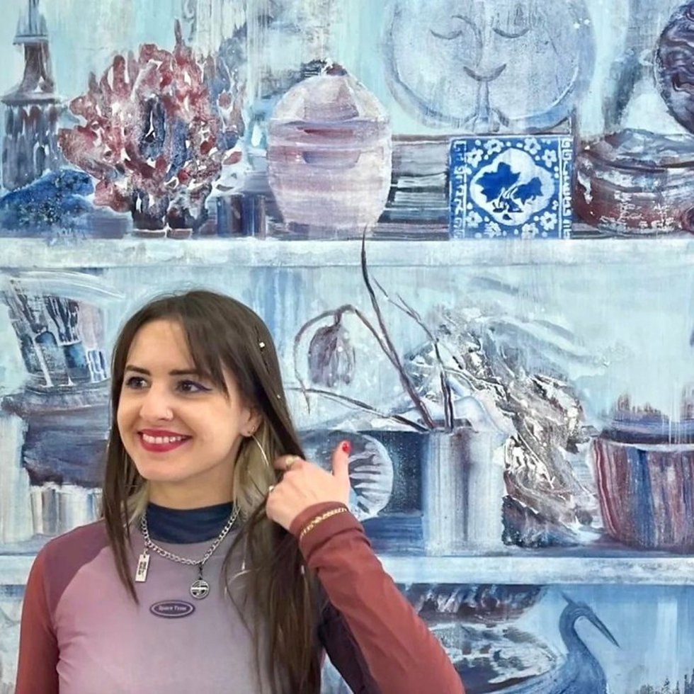 La ganadora del premio UNIA de pintura, Sheila Cañestro, posando tras la consecución del galardón
