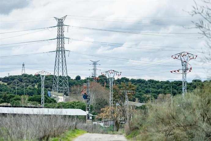 Archivo - Una torre de tensión eléctrica