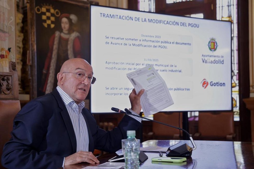El alcalde de Valladolid, Jesús Julio Carnero, en la rueda de prensa sobre la tramitación urbanística para la instalación de Gotion.