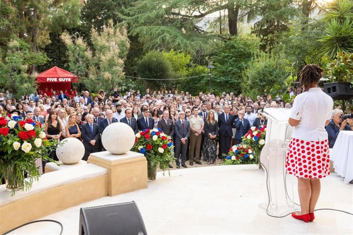 La cónsul general de Estados Unidos en Barcelona, Lia Miller, se dirige a los presentes durante la recepción por el 250 aniversario de la independencia de Estados Unidos celebrado en el edificio del consulado en Barcelona este miércoles