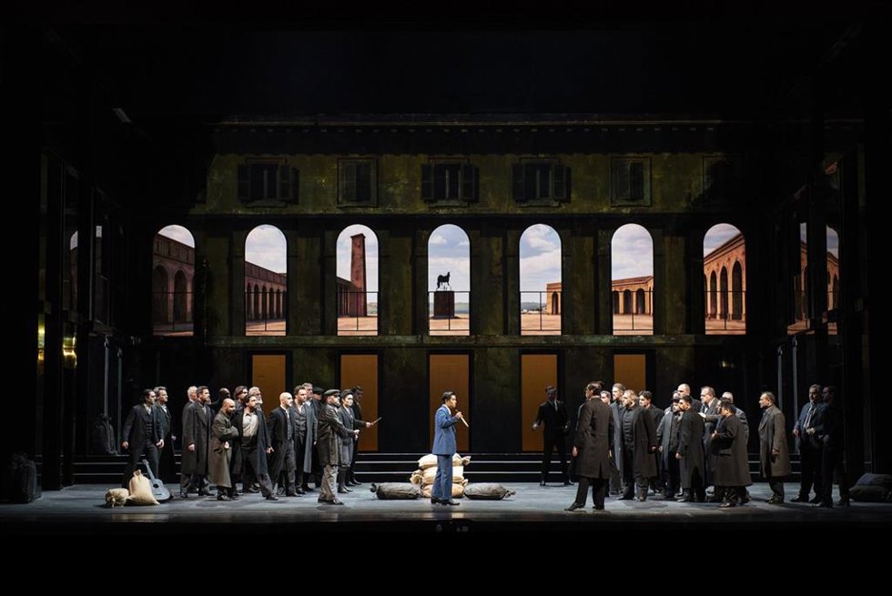 Un fragmento de la representación operística Romeo y Julieta, sobre el escenario del Maestranza