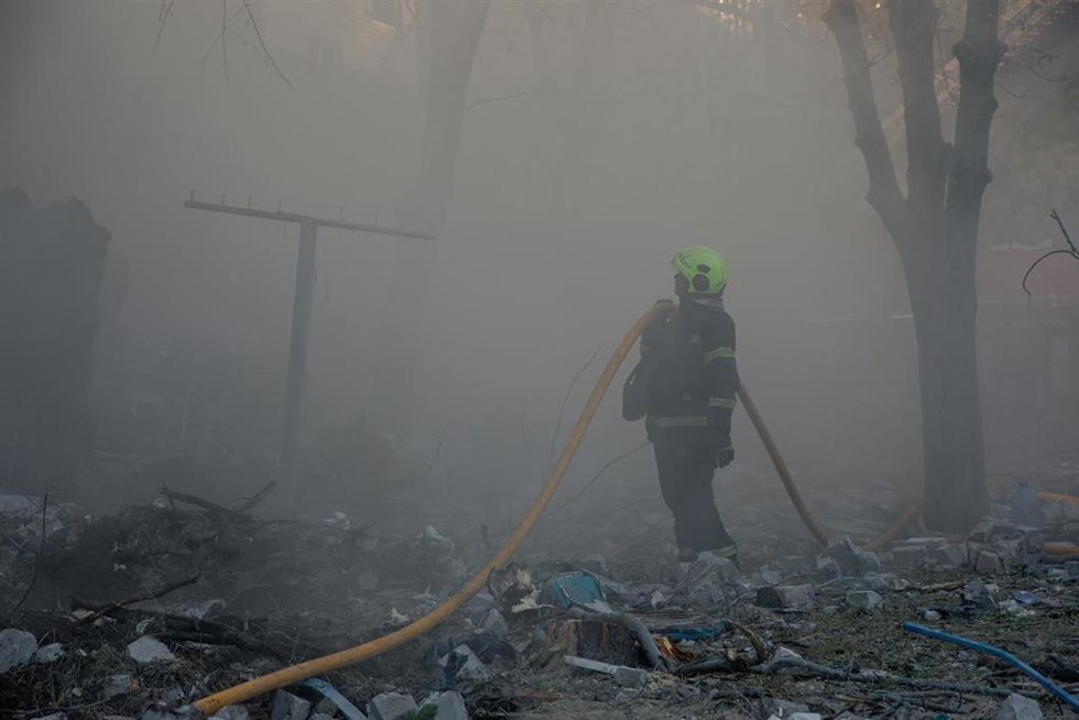 Equipos de rescate luchan contra las llamas y buscan supervivientes entre las ruinas de un edificio residencial de nueve plantas que se ha derrumbado parcialmente en Kiev, tras un ataque ruso.