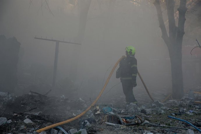 2 de julho de 2026, Kiev (Oblast de Kiev, Ucrânia): Equipes de resgate lutam contra as chamas e procuram sobreviventes nas ruínas de um prédio residencial de nove andares que sofreu colapso parcial em Kiev, após um ataque russo em grande escala com drones