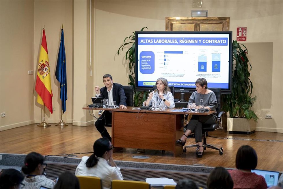 Los secretarios de Estado de Migraciones y de Seguridad Social y Pensiones, Pilar Cancela (c) y Borja Suárez (i), junto con la secretaria general de Inclusión, Elena Rodríguez (d), durante una rueda de prensa, en el Ministerio de Inclusión, Seguridad Soci