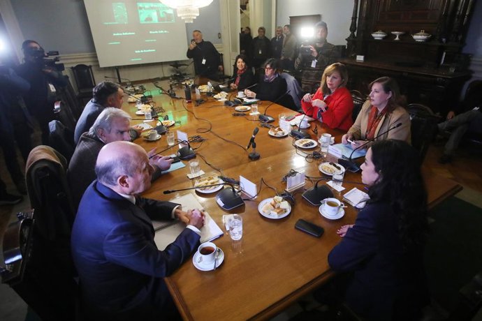 Santiago, 1 de julio 2026. Se realiza punto de prensa tras la conformacion de una mesa politica, que reune al ministro de Hacienda, la presidenta del Senado, senadores oficialistas y de oposicion, en la Sede Santiago del Congreso Nacional. Jonnathan