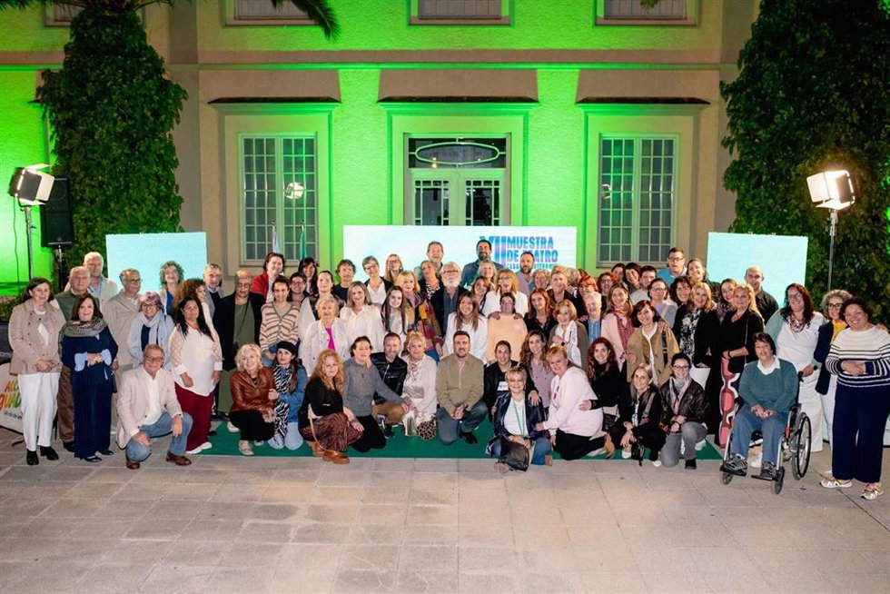 Foto de familia tras el cierre de la edición de teatro Cesáreo Estebánez