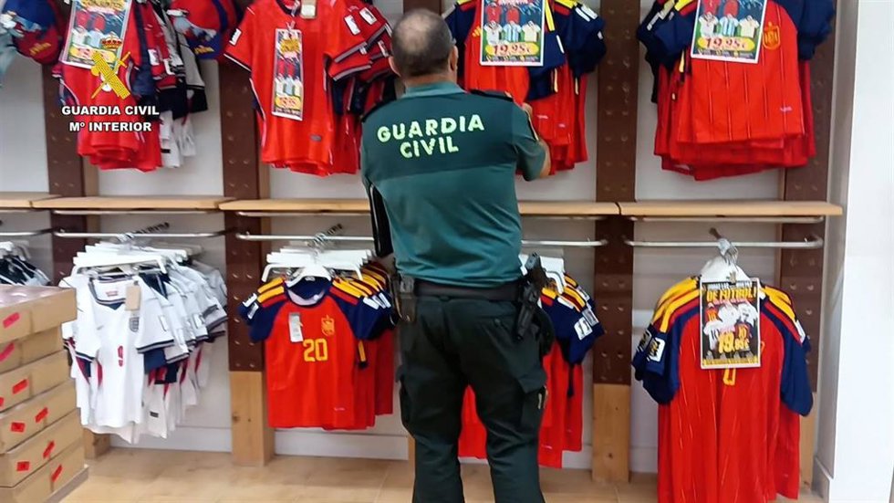 La Guardia Civil interviene en Gran Canaria más de 1.200 prendas deportivas falsificadas vinculadas al Mundial de Fútbol 2026