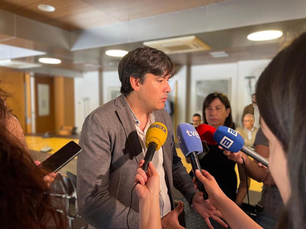 El consejero de Ciencia, Industria y Empleo, Borja Sánchez, atiende a los medios este jueves en Oviedo.