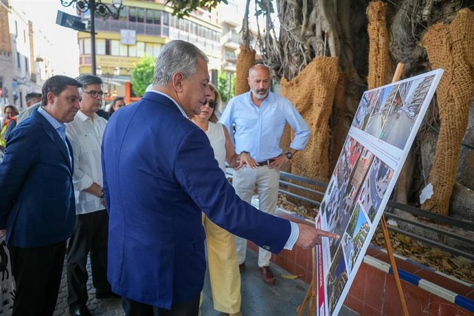 El alcalde de Sevilla comprueba el proyecto de repavimentación en el eje Imagen-Escuelas Pías por la llegada del tranvibús
