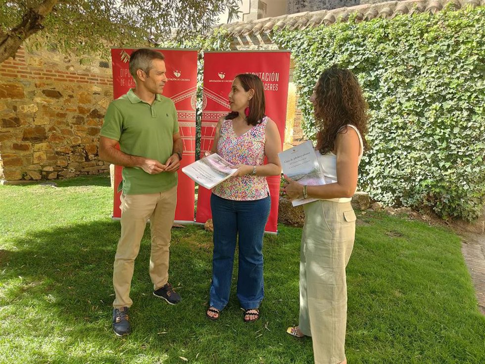 La diputada de Agricultura Angélica García junto a los técnicos del Colegio de Ingenieros Técnicos Forestales Iván Muñoz y Olga Jabato