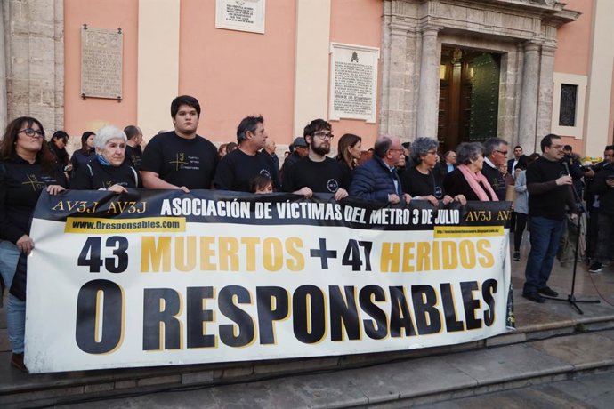 Archivo - Diverses persones sostenen una pancarta en la qual es llig '43 morts + 47 ferits, 0 responsables', durant una concentració de l'Associació de Víctimes del Metre 3 de Juliol de 2006.