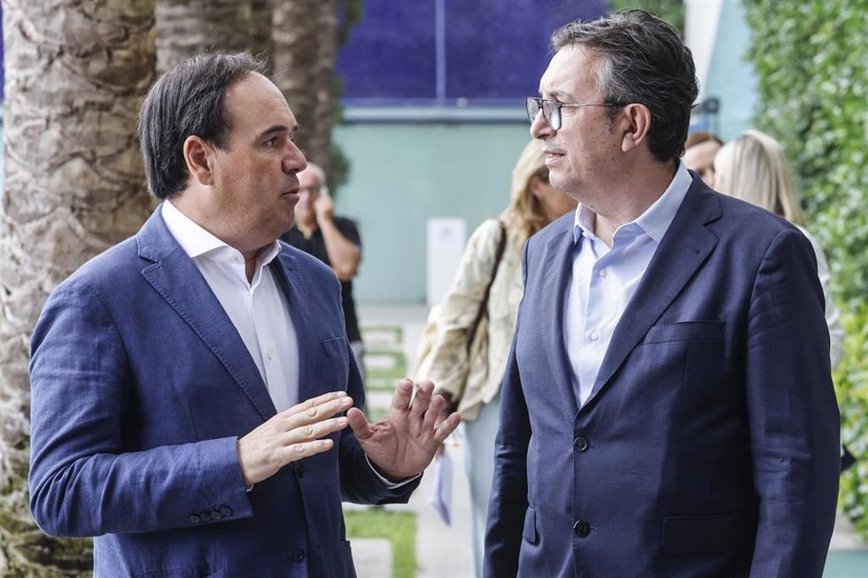 El president de la Generalitat Valenciana, Juanfran Pérez Llorca (i), a su llegada a la presentación de la Alianza Valenciana por la Seguridad y Defensa, a 2 de julio de 2026, en Valencia