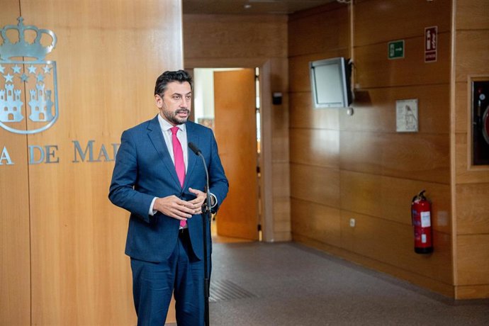 El portavoz del PP en la Asamblea de Madrid, Carlos Díaz-Pache, ofrece declaraciones tras un pleno extraordinario, en el exterior de la Asamblea de Madrid, a 2 de julio de 2026, en Madrid (España). 