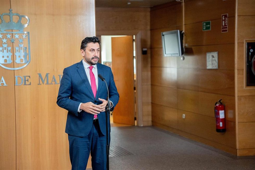 El portavoz del PP en la Asamblea de Madrid, Carlos Díaz-Pache, ofrece declaraciones tras un pleno extraordinario, en el exterior de la Asamblea de Madrid, a 2 de julio de 2026, en Madrid (España). 