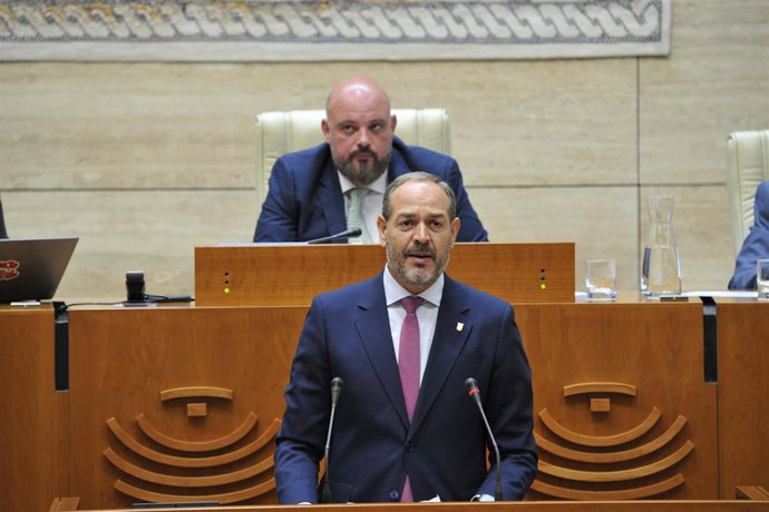 El consejero de Infraestructuras, Transporte y Vivienda, Francisco Ramírez, comparece en el pleno de la Asamblea