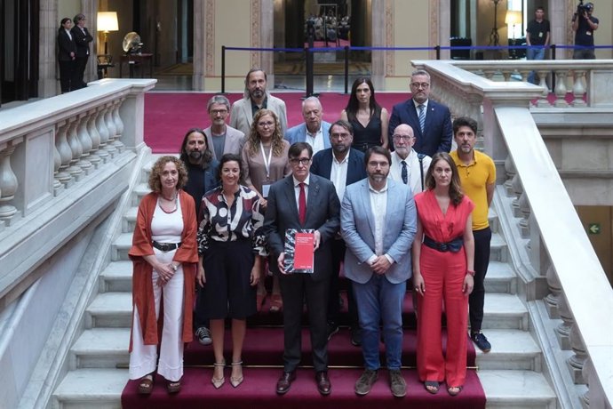 Imatge de la foto de família després de l'aprovació dels pressupostos