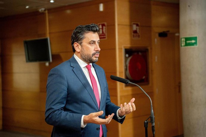 El portavoz del PP en la Asamblea de Madrid, Carlos Díaz-Pache, ofrece declaraciones tras un pleno extraordinario, en el exterior de la Asamblea de Madrid, a 2 de julio de 2026, en Madrid (España). 
