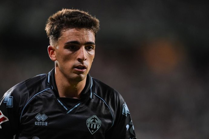 Archivo - Alex Calatrava of CD Castellon looks on during the Spanish league, LaLiga Hypermotion, football match played between Cordoba CF and CD Castellon at Bahrain Victorious Nuevo Arcangel stadium on September 5, 2025, in Cordoba, Spain.