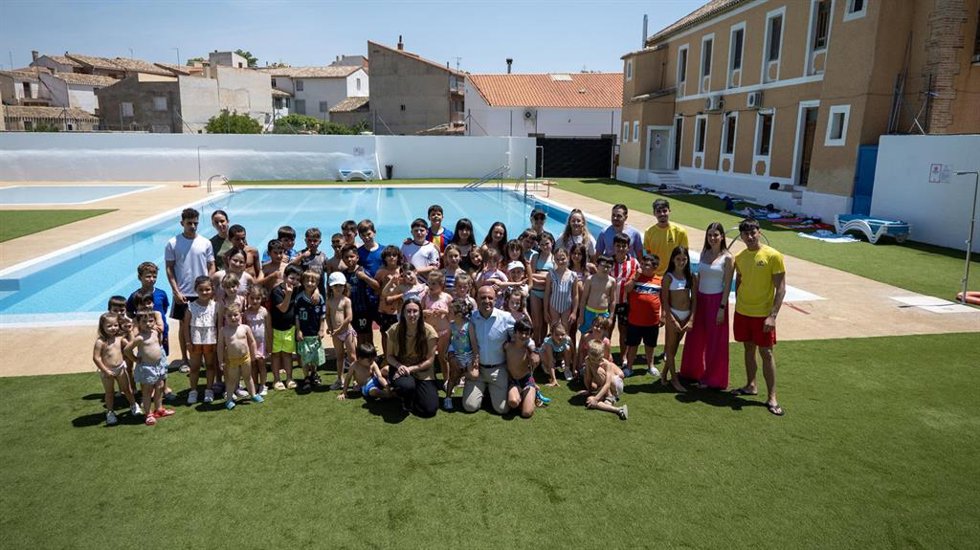 El presidente de la Diputación de Almería, José Antonio García Alcaina, asiste a la escuela de verano en María (Almería).