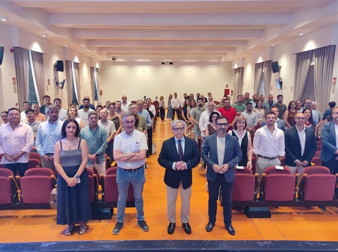 El presidente de la Diputación de Córdoba, Salvador Fuentes (segundo por la dcha.), en la entrega de material de 'Diputación Contrata'.
