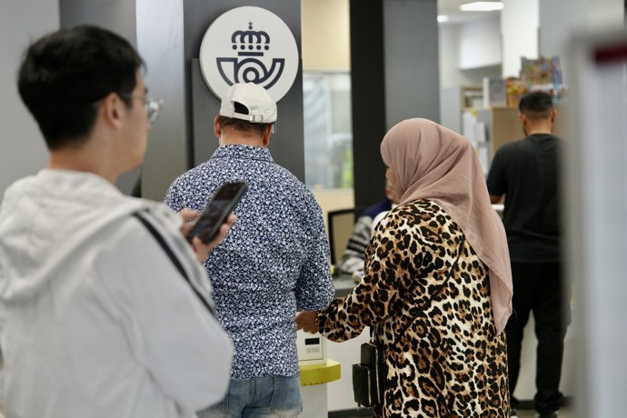 Una oficina de Correos de Valladolid en el primer día para pedir la regularización de extranjeros.