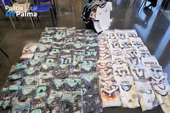 Camisetas incautadas en un dispositivo contra la venta ilegal en Playa de Palma.