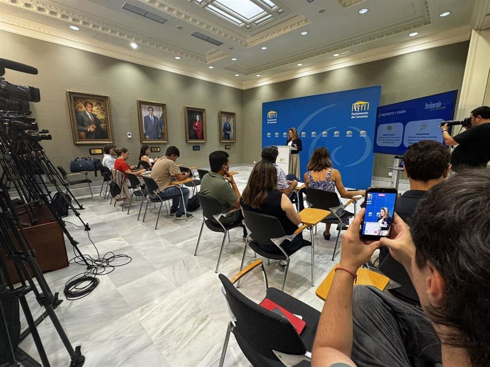 La presidenta del Parlamento de Canarias, Astrid Pérez, en una rueda de prensa para hacer un balance de la XI Legislatura