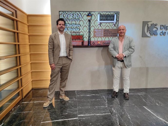 El delegado de Cultura (dcha.), Gabriel Duque, y el director Alberto Cubero en la presentación de 'Ópera en la provincia'.