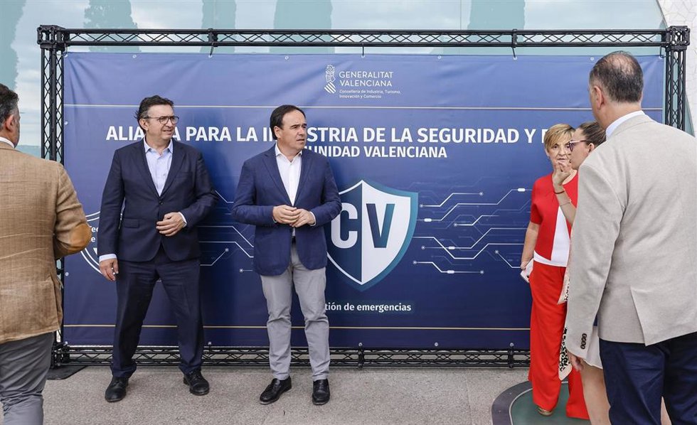 El president de la Generalitat Valenciana, Juanfran Pérez Llorca (2i), durante la presentación de la Alianza Valenciana por la Seguridad y Defensa, a 2 de julio de 2026, en Valencia