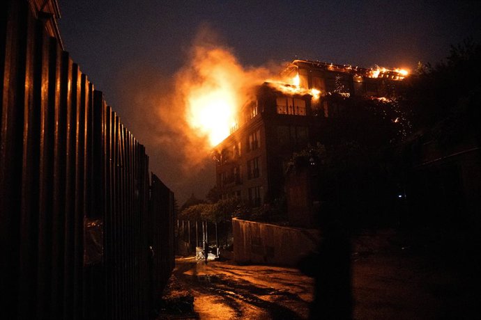 15 de junho de 2026, Kiev, Ucrânia: Um incêndio assola o interior de um prédio danificado por um ataque combinado em grande escala da Rússia no distrito de Pecherskyi, em Kiev, Ucrânia, em 15 de junho de 2026. O exército russo lançou um ataque em grande e
