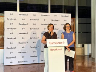 La tinent d'alcalde de Promoció Econòmica de l'Ajuntament, Raquel Gil, i la gerent municipal, Laia Claverol, davant els mitjans
