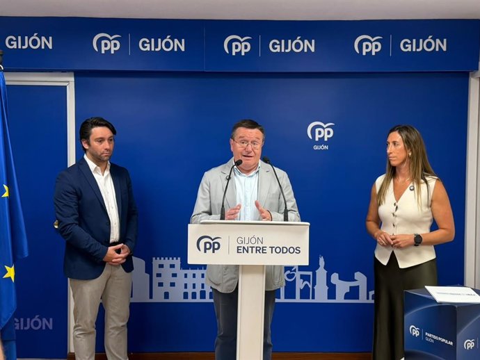 Los diputados del PP Rafael Alonso y Andrés Ruiz, junto a la vicealcaldesa de Gijón, Ángela Pumariega.