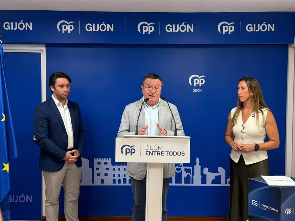 Los diputados del PP Rafael Alonso y Andrés Ruiz, junto a la vicealcaldesa de Gijón, Ángela Pumariega.