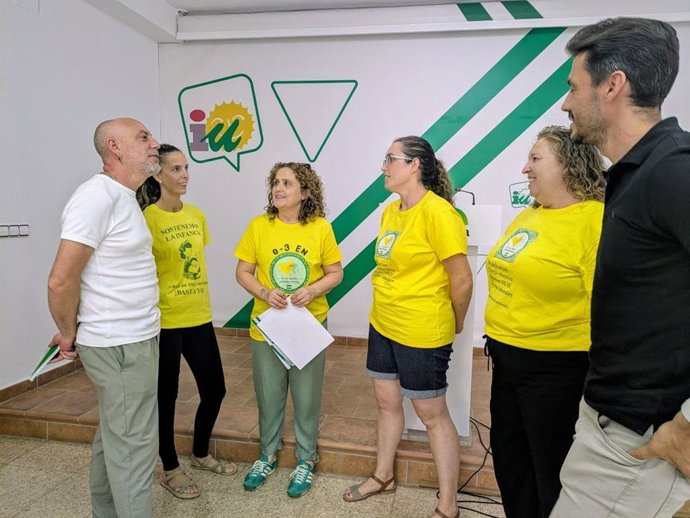 El parlamentario de Por Andalucía por la provincia de Málaga, Ernesto Alba, tras mantener un encuentro con integrantes de la Plataforma de Escuelas Infantiles de Andalucía