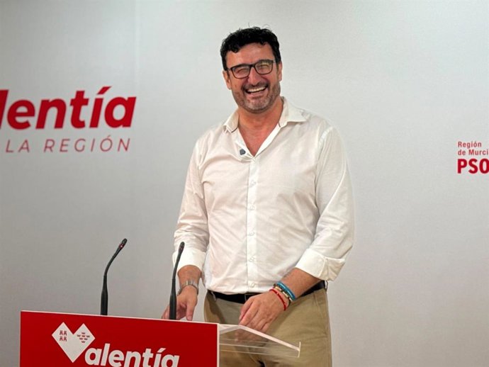 El socialista Ginés Ruiz durante la rueda de prensa en la que ha presentado su precandidatura a la Alcaldía de Murcia